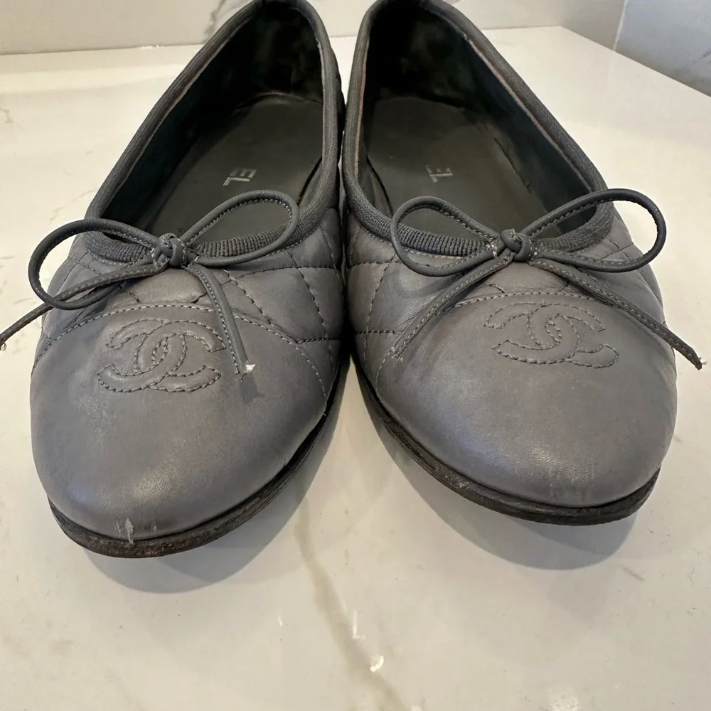 CHANEL Quilted Gray Ballet Flats - Picture 2 of 5